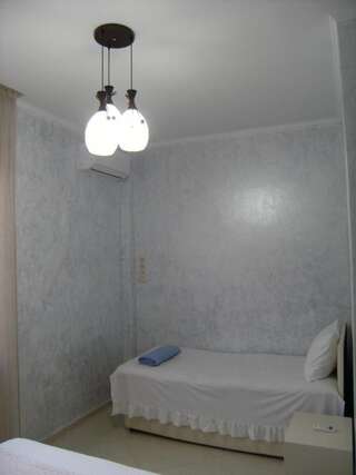 Отель Hotel Ergo Батуми Улучшенный трехместный номер-26