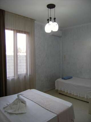 Отель Hotel Ergo Батуми Улучшенный трехместный номер-27