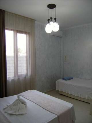 Отель Hotel Ergo Батуми Улучшенный трехместный номер-4