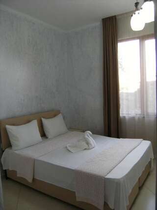 Отель Hotel Ergo Батуми Улучшенный трехместный номер-28