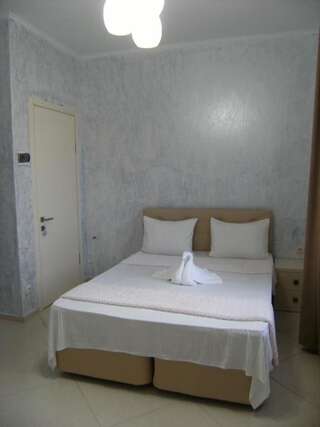Отель Hotel Ergo Батуми Улучшенный трехместный номер-31